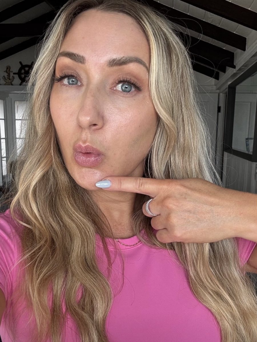 Nicole selfie in pink